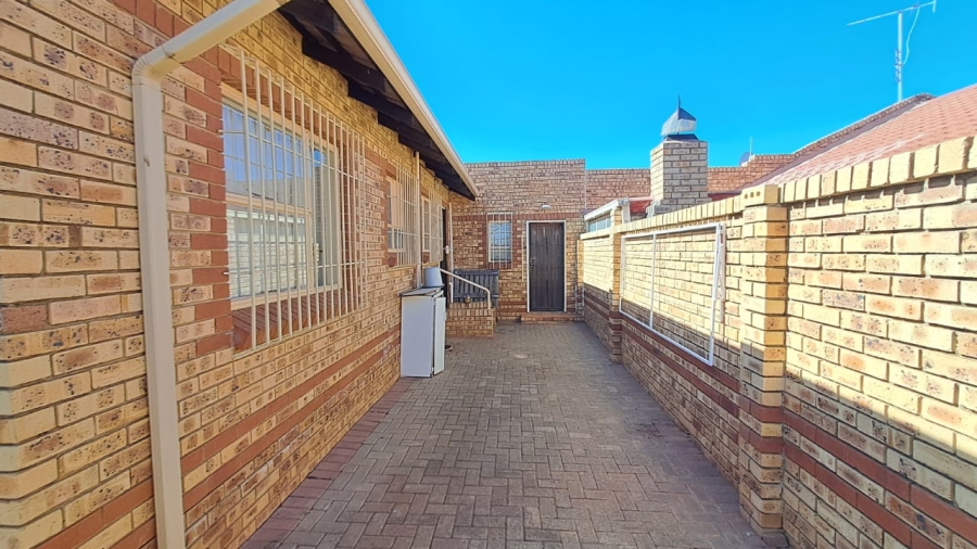 2 Bedroom Property for Sale in Uitsig Free State